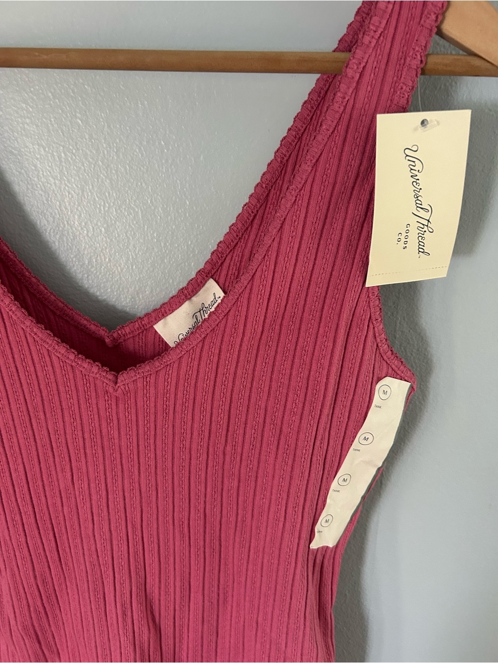 Universal thread • Ribbed V-Neck Tank Top nwt - Picture 2 of 4
